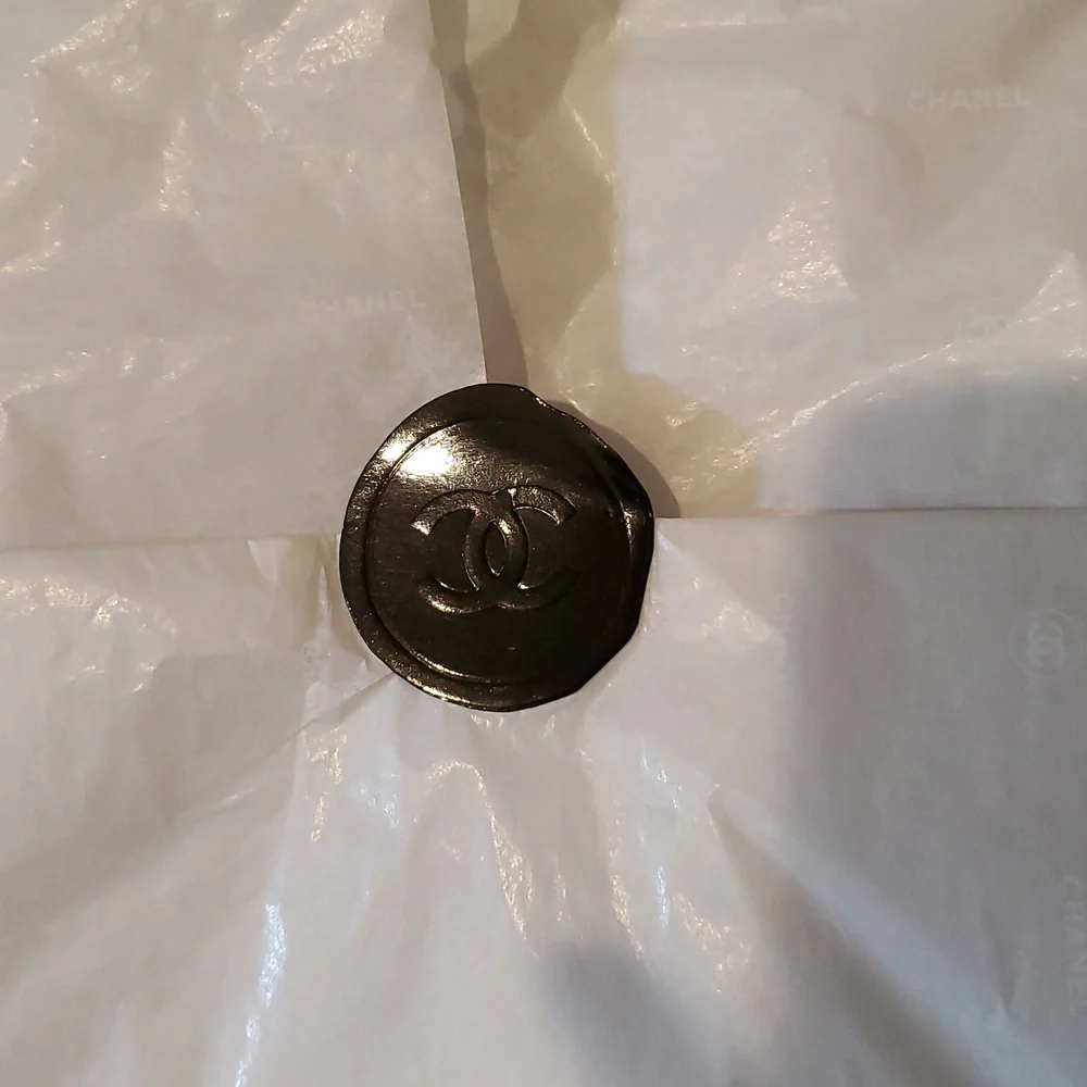 Empty Black and White Chanel Gift Box - Picture 5 of 11